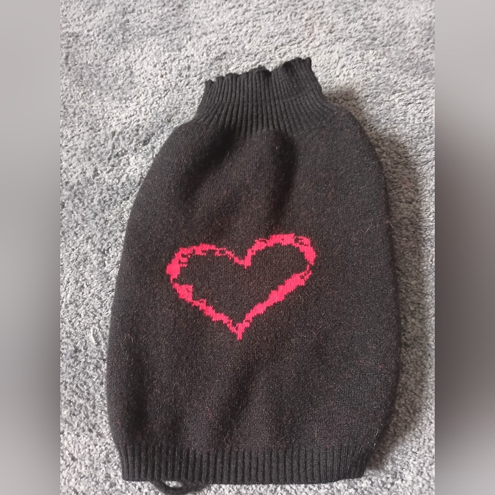 Black Knit Sweater with Red Heart Pet Sweater Size L PRE-OWNED For Dogs Or Cats